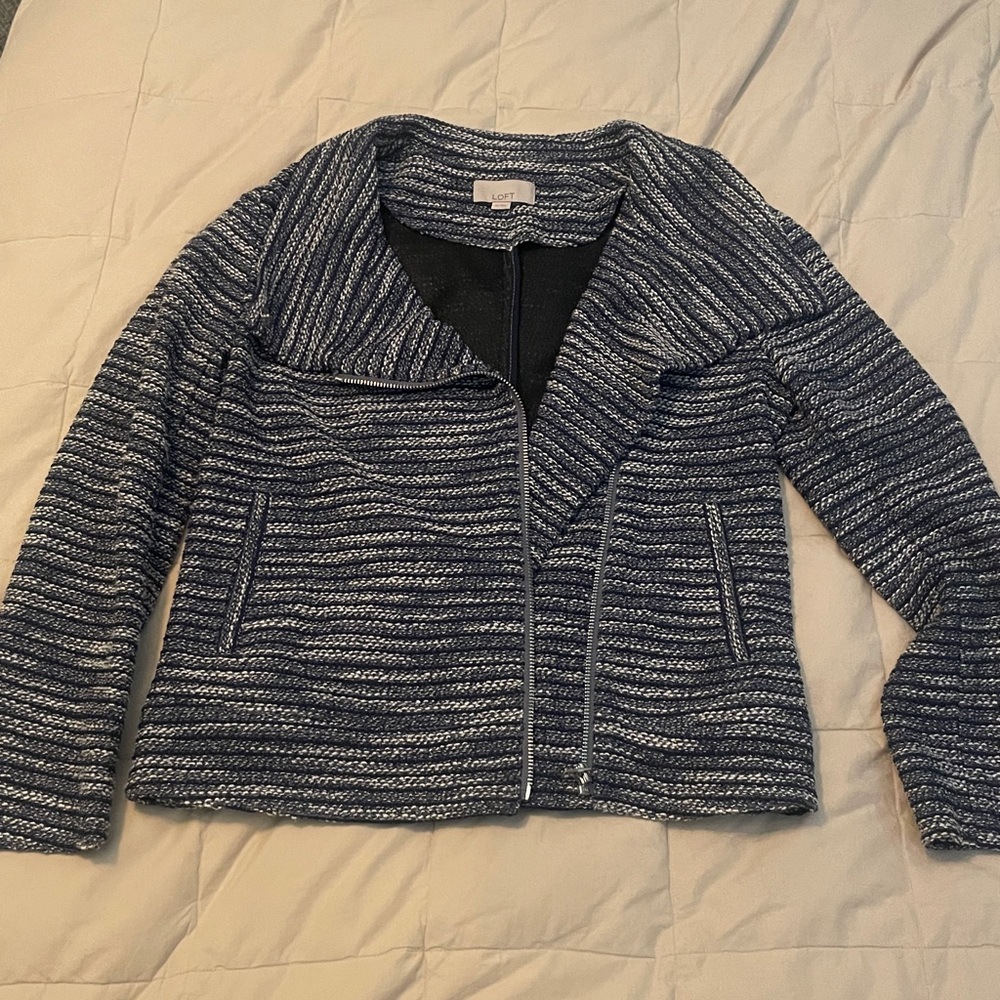 Cute zipper fitted short blazer with pockets in great condition.